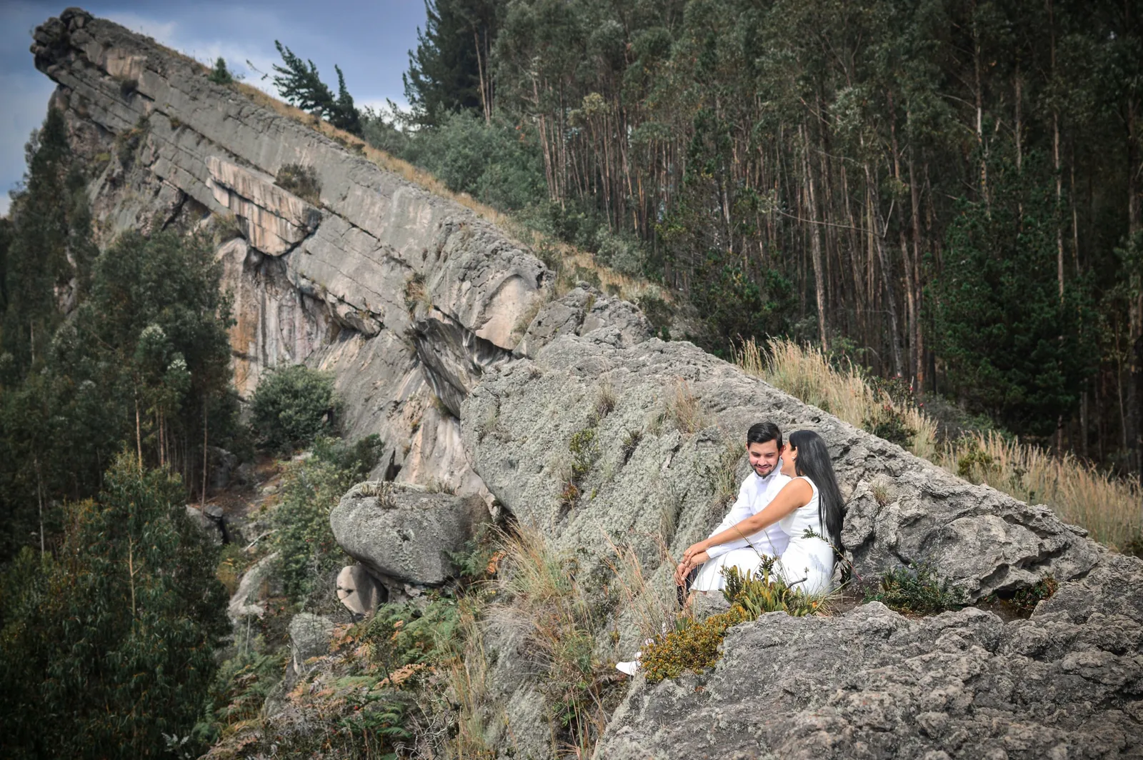 La pareja sentada entre las rocas